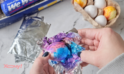 Космические цвета за две минуты: как сделать оригинальные крашенки с помощью маркеров (ВИДЕО)