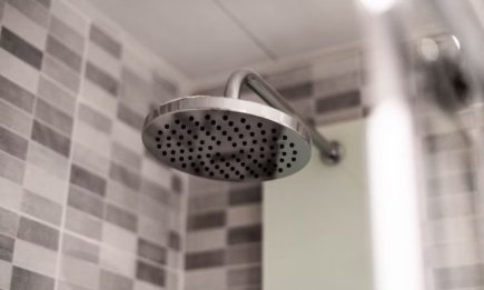 Душ будет блистать как новый: подручные средства без грамма химии