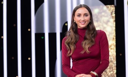 Ризатдинова тоже "пошла за всеми" и назвала актера, с которым хочет отношения: "Он с красивым телом, с тестостероном"