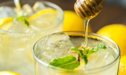 Диетолог развеяла миф о пользе питья воды с медом натощак