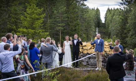 Любовь победит все! Скандинавская пара поженилась на границе Норвегии и Швеции из-за COVID-19