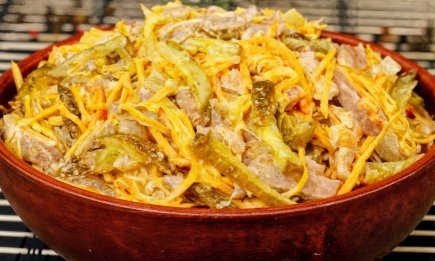 Лишь четыре основных ингредиента, а вкус – невероятный: лучший салат с мясом (РЕЦЕПТ)