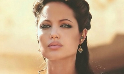 Анджелину Джоли беспокоят боли в новой груди