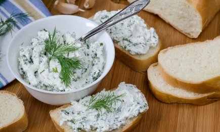 Эта намазка – хит из 90-х: с ней можно наесться очень вкусно и быстро (РЕЦЕПТ)