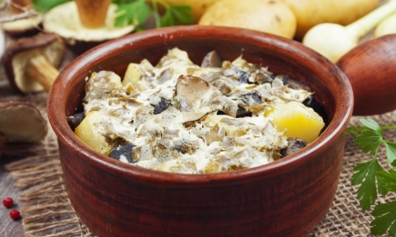 Неймовірно смачно та ситно: українська картопля в ароматній підливці (РЕЦЕПТ)