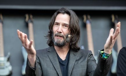 "Денег хватит на несколько столетий": почему Киану Ривз остается простым парнем, имея почти полмиллиарда долларов?