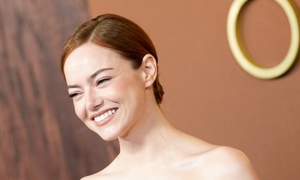 Как ей идут открытые плечи! Эмма Стоун покорила публику элегантным нарядом (ФОТО)