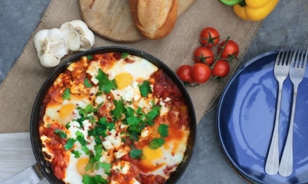 Рецепт шакшуки: сытный завтрак из яиц и овощей