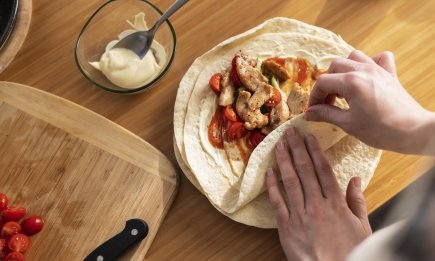 Рецепт сочной домашней шаурмы: она получается вкуснее, чем в киоске (ВИДЕО)