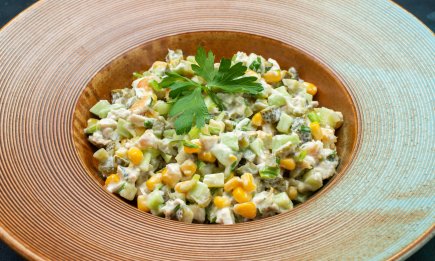 Кладу этот продукт – и “Оливье” не узнать: чем заменить горошек, чтобы салат стал стильным