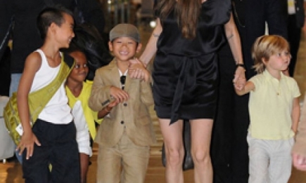 Анджелина Джоли кормит детей сверчками