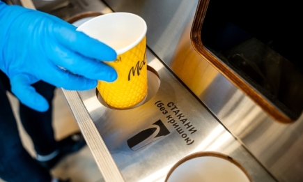 Курс на экологичность: McDonald’s перерабатывает использованные стаканы в пакеты для заказа "с собой" и доставки