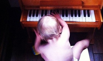 Пинк учит дочку игре на пианино. Фото