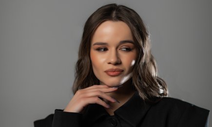 "Я перестала воевать со своей кожей": певица SOWA — об акне и принятии себя. ЭКСКЛЮЗИВ