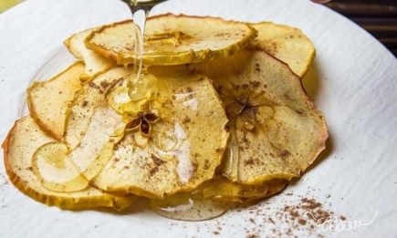 Яблочные чипсы: готовим с медом и корицей