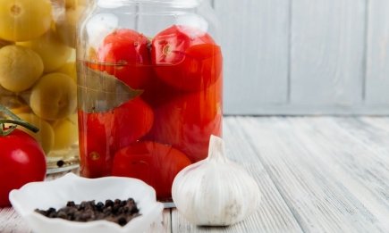 На вкус как маринованные, а готовятся за 3 дня: секреты засолки помидоров в горячем и холодном рассоле