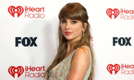 Как ей подходит этот цвет! Тейлор Свифт поразила романтическим образом на красной дорожке (ФОТО)