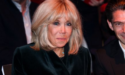 Какая стильная! Брижит Макрон "засветилась" в изумрудном образе на Неделе моды в Париже (ФОТО)