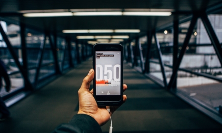 Чому краще не ставити телефон на зарядку в аеропорту: як це загрожує втраті даних