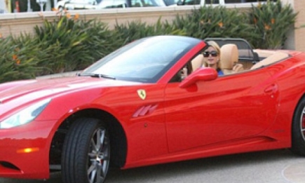 Пэрис Хилтон катается на своем новом Ferrari