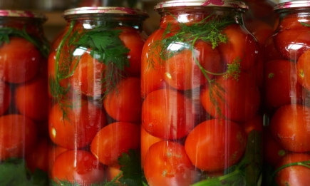 Ароматні та пікантні помідорчики на зиму: класичний рецепт, який шукають усі