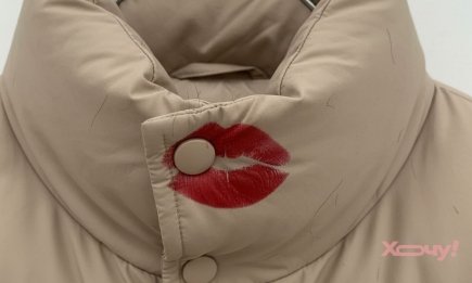 Никакой стирки: гениальный "зимний" лайфхак, как убрать следы от помады и крема из воротника куртки