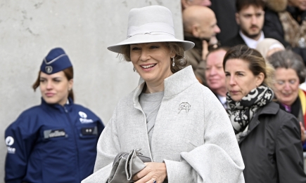 Стильно та не нудно: Королева Матильда вразила сірим total look (ФОТО)