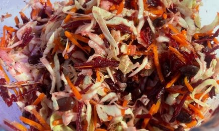 В цьому салаті “по-херсонськи” всього три основні інгредієнти: яскраво, дешево та сердито (РЕЦЕПТ)