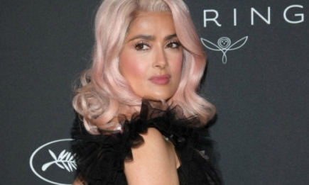 Барби в 50: Сальма Хайек с розовыми волосами вызвала фурор в Каннах (ФОТО)