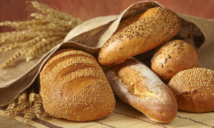 Досвідчені кулінари не викидають черствий хліб: найпростіші трюки, які зроблять його знову м’яким