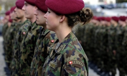 Армия Швейцарии разрешила женщинам носить женское нижнее белье: до этого они носили мужское