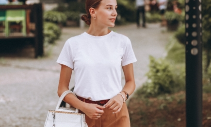 5 модних способів стилізувати білі майки та футболки влітку 2023 (ФОТО)