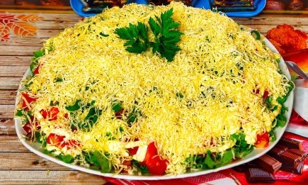 Шикарный "Дачный" салат, который хочется есть постоянно: легкое и яркое блюдо (РЕЦЕПТ)