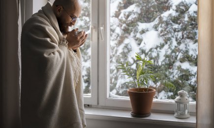 Приклейте это на стекло – и дома станет на 2-3 градуса теплее: хитрый и простой трюк