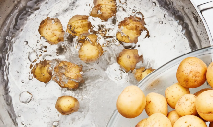 Безкоштовний інгредієнт, який просто виливають: рецепт розкішного соусу з картопляної води