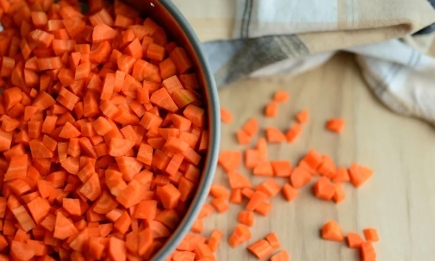 Попробуйте – и больше не будете варить: уникальный способ приготовления моркови для салатов