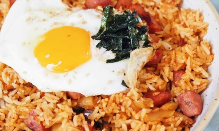 Жареный рис с яйцом и сосисками: простое и сытное блюдо на обед