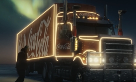 "Лучший подарок — быть вместе": смотрите трогательную рождественскую рекламу Coca-Cola (ВИДЕО)
