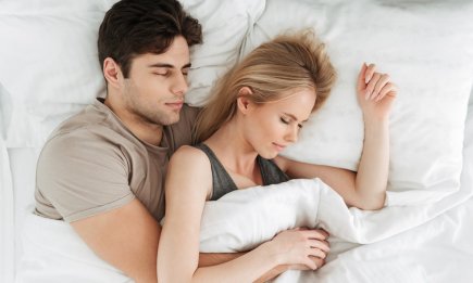 Одна проста вечірня звичка робить пари щасливішими: психологи пояснили, у чому секрет