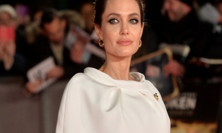 Анджелина Джоли следит за детьми во время занятий