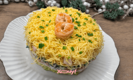 Очень красивый салат с креветками: гости будут в восторге (РЕЦЕПТ)