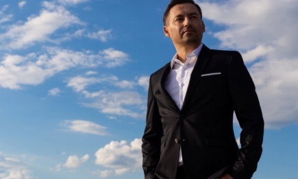 Телеведущий и певец Геннадий Ветер выпустил новый клип: премьера видео "По звездам босиком"