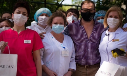 Украинский дизайнер Андре Тан подарил врачам платья, поблагодарив их за борьбу с пандемией