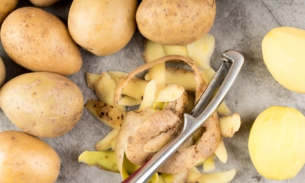 И картошка, и руки будут чистыми: как легко и быстро почистить молодую картошку