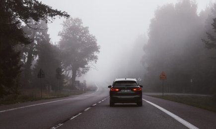 Водителям выписывают штрафы за выключенный свет днем: юристы назвали это незаконным