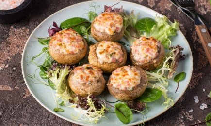 Аппетитная и ароматная закуска под "сырной шапкой" за 10 минут: нереально вкусно и очень просто (ВИДЕО)