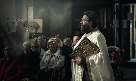 До чого сниться священник вдома