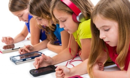 Поколение растет в погоне за "лайками": эксперты утверждают, что сейчас дети очень зависимы от социальных сетей