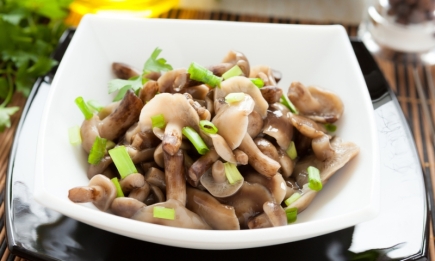 Салат с маринованными опятами и курицей: простое и вкусное грибное блюдо