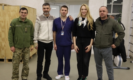 Оля Полякова и защитник "Азовстали" Михаил Дианов растрогали снимками с ранеными военными на реабилитации